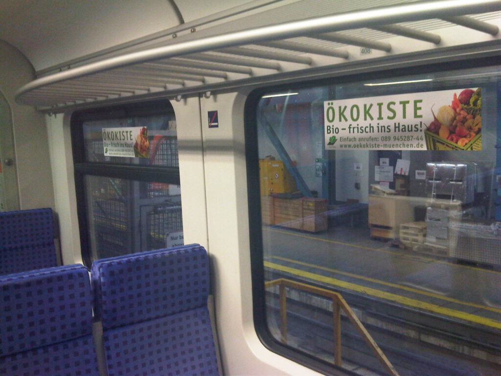 S-Bahn Werbung 16 S-Bahn-Werbung: Seitenscheibenplakat im Fahrgastraum (Kampagne Ökokiste)