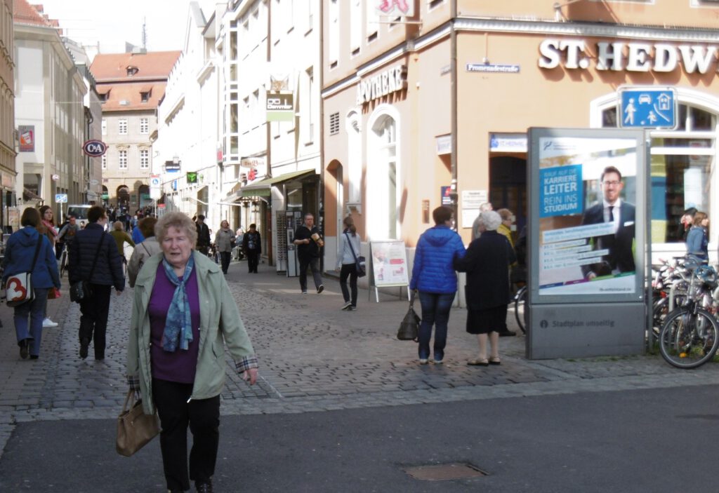 Haltestellenwerbung 3 Plakatwerbung: City-Light-Poster in der Fußgängerzone am ZOB Bamberg
