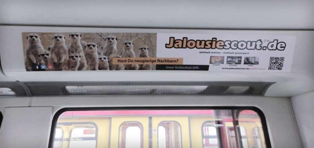 S-Bahn Werbung 14 S-Bahn-Werbung: Deckenflächenplakat über dem Fenster (Kampagne Jalousiescout)