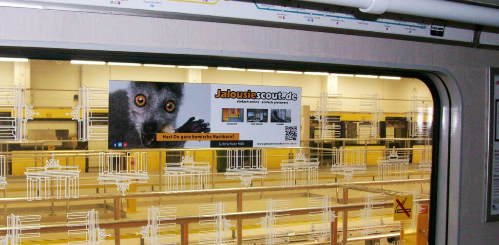 Verkehrsmittelwerbung 17 S-Bahn-Werbung: Seitenscheibenplakat im Fahrgastraum (Kampagne Jalousiescout)