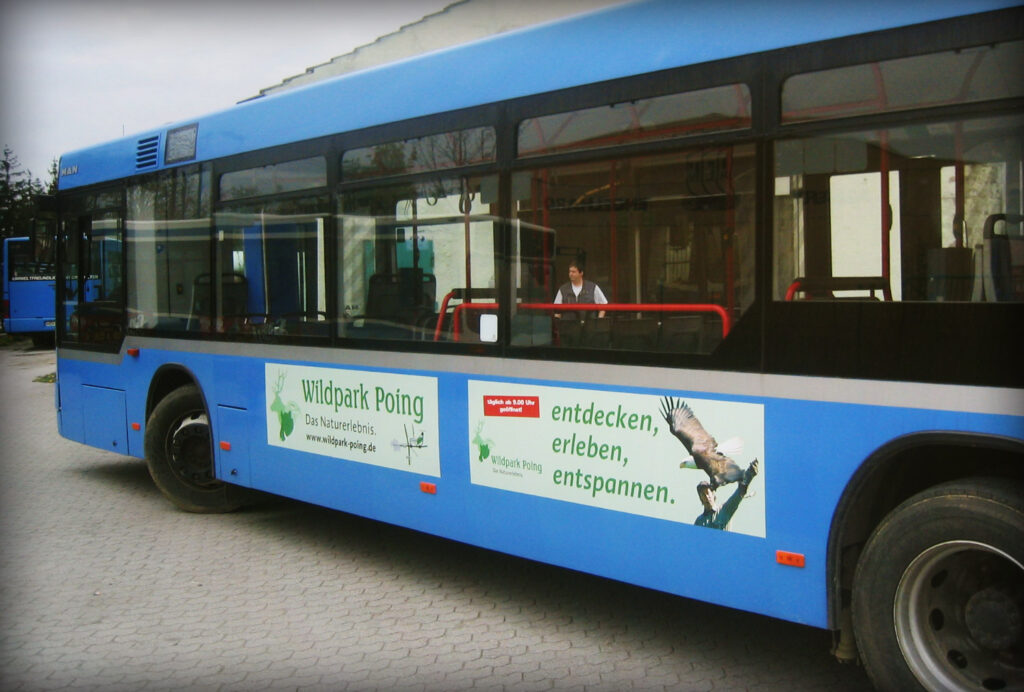 Buswerbung Frankfurt 7 Buswerbung: TrafficBanner an der Seite eines Linienbusses (Kampagne Wildpark Poing)