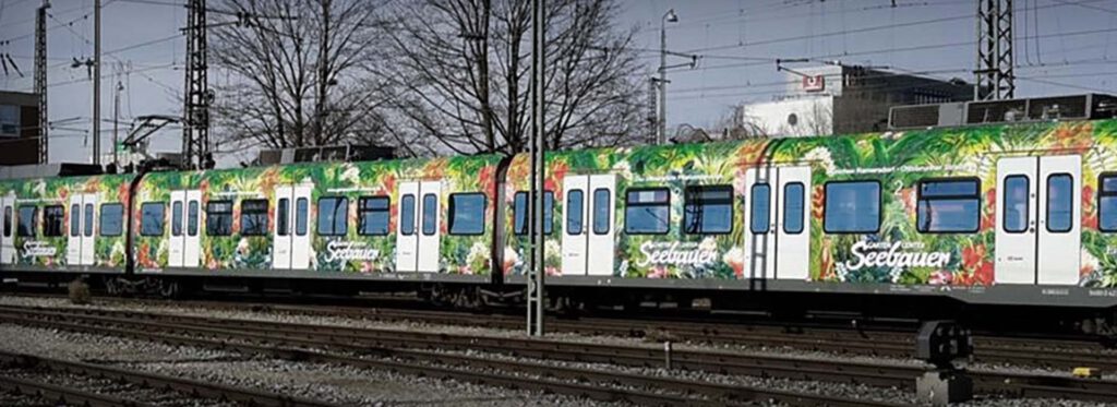 Verkehrsmittelwerbung 13 S-Bahn-Werbung: Ganzgestaltung mit Vignette auf S-Bahn-Zug