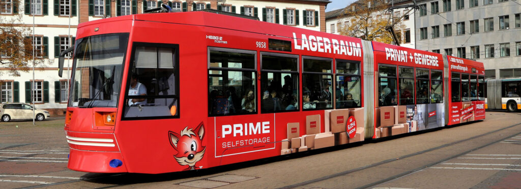 Verkehrsmittelwerbung 9 Straßenbahnwerbung Ganzgestaltung Plus auf Niederflur-Straßenbahn (Kampagne Lagerraum)