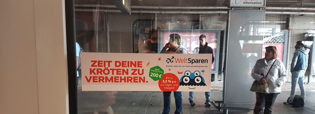 Verkehrsmittelwerbung 15 U-Bahn-Werbung: Seitenscheibenplakat in der Hamburger U-Bahn (Kampagne WeltSparen/Raisin)