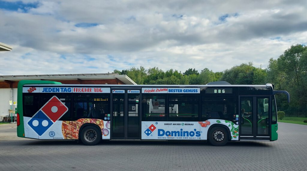 Buswerbung Köln 4 Buswerbung Ganzgestaltung mit Dachkranz auf Linienbus (Kampagne Domino's Pizza)