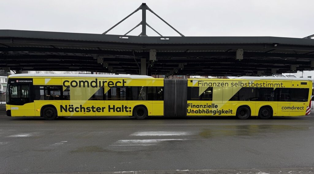 Ganzgestaltung Plus XXL Gelenkbus Comdirect HH 1