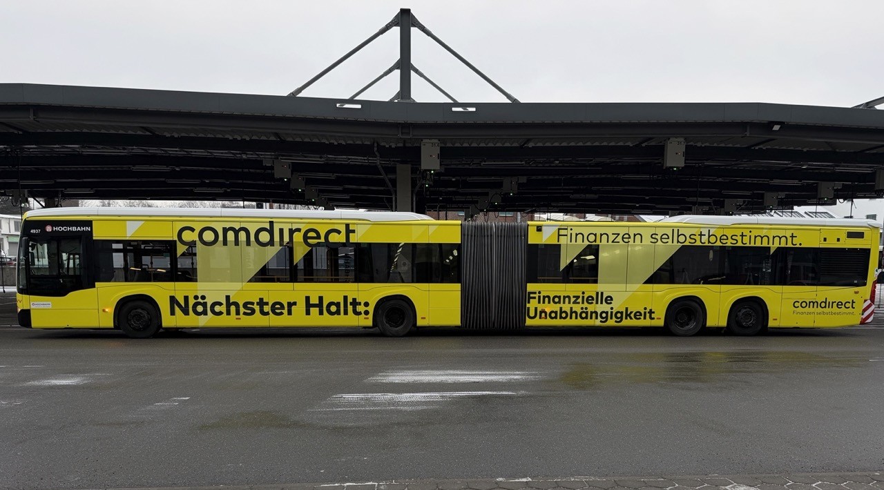 Ganzgestaltung Plus XXL Gelenkbus Comdirect HH 1
