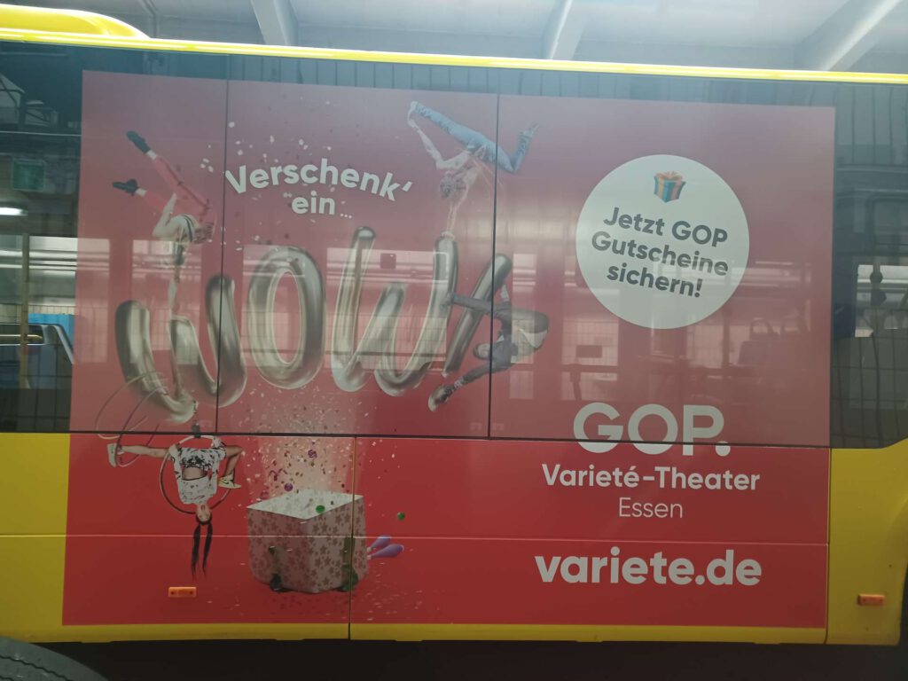 Buswerbung 23 Buswerbung 9 m² Seitenfläche (Kampagne GOP Varieté-Theater)