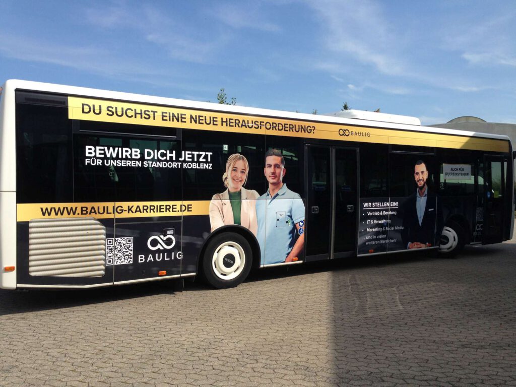 Buswerbung 12 Buswerbung Ganzgestaltung Plus auf schwarzem Linienbus (Recruiting-Kampagne)