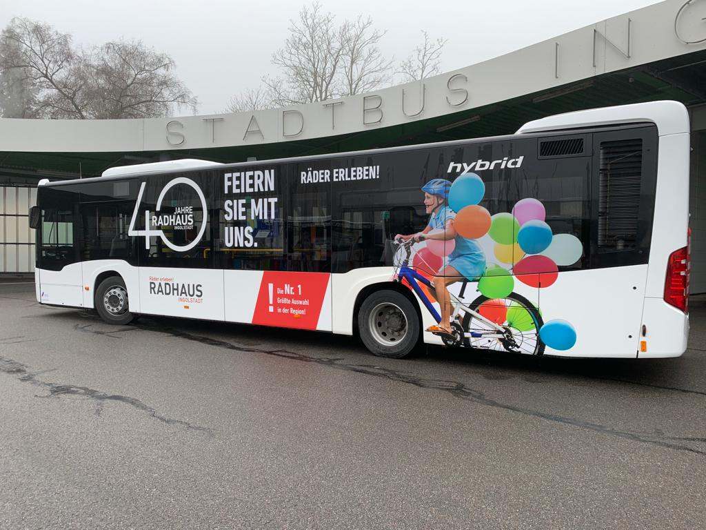 Buswerbung 13 Buswerbung Ganzgestaltung Plus mit Jubiläumsmotiv auf Linienbus