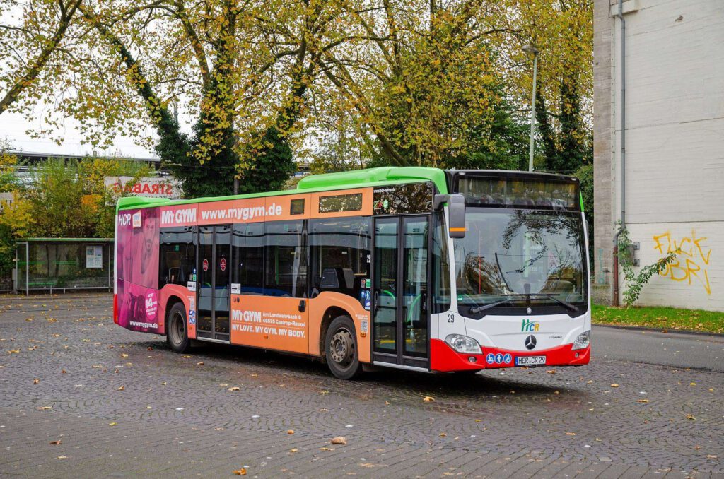 Buswerbung 15 Buswerbung Ganzgestaltung Plus mit buntem Motiv auf Linienbus