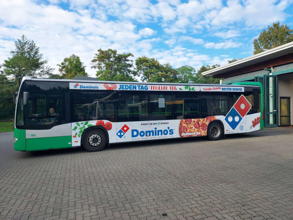 Buswerbung 8 Buswerbung Ganzgestaltung Plus auf Linienbus (Kampagne Domino's Pizza)