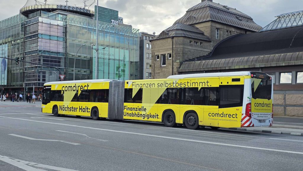 Buswerbung 9 Buswerbung Ganzgestaltung Plus auf gelbem Gelenkbus (Kampagne comdirect)