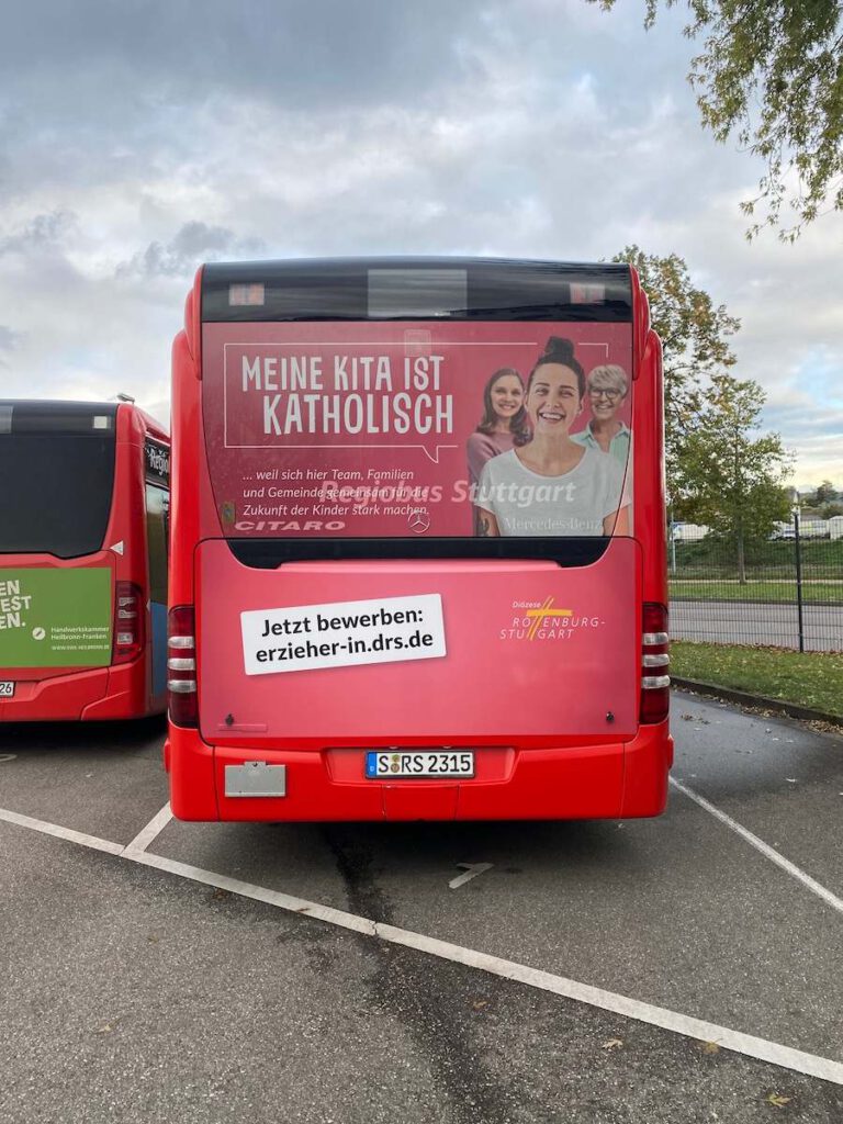 Buswerbung 16 Buswerbung Heckfläche (4 m²) auf rotem Linienbus