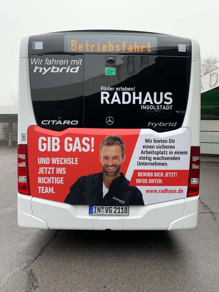 Buswerbung 21 Buswerbung Heckfläche (4 m²) auf Hybridbus (Kampagne Radhaus)