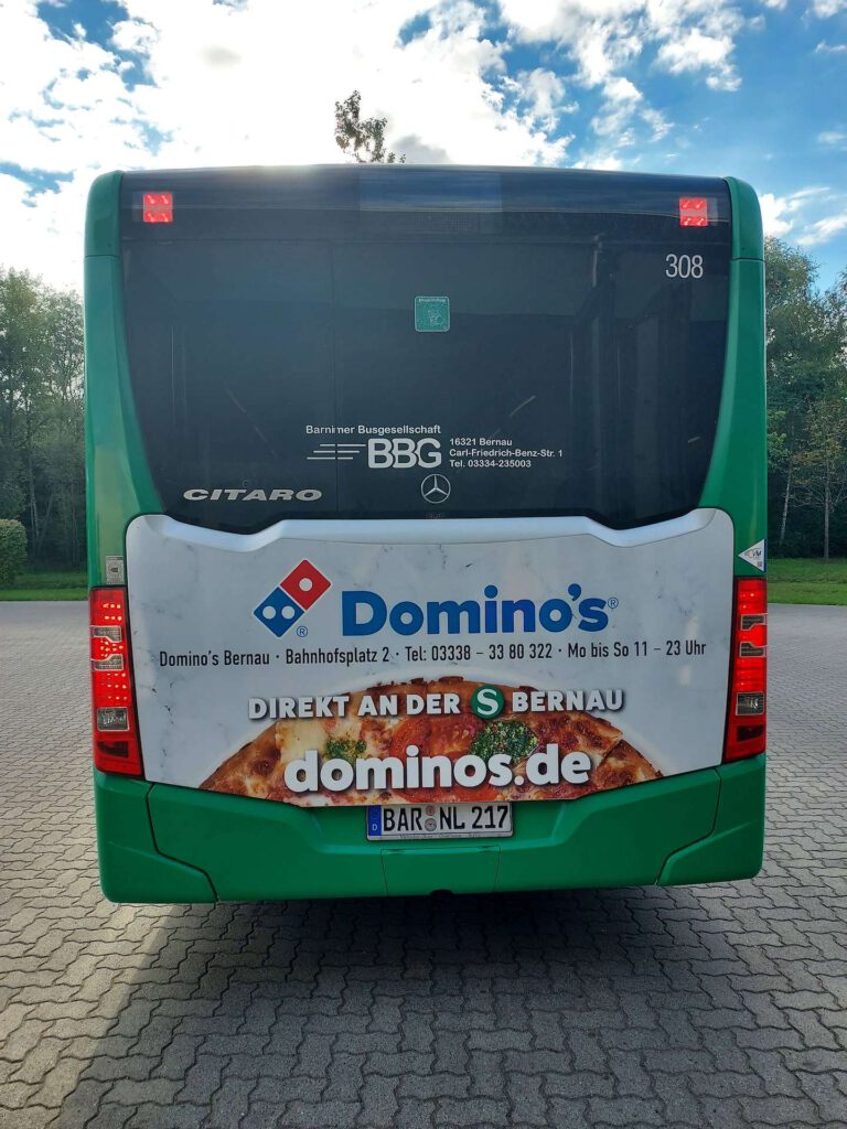 Buswerbung 22 Buswerbung Heckfläche auf Linienbus (Kampagne Domino's Pizza)