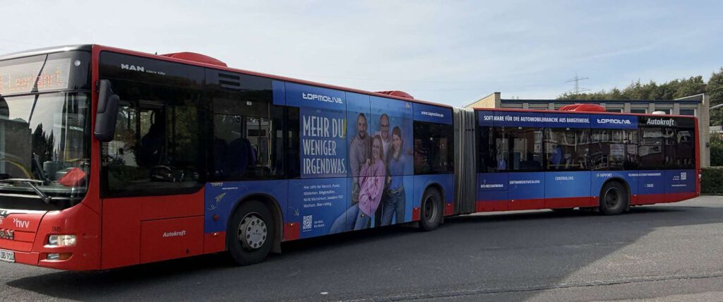 Buswerbung 25 Buswerbung Teilgestaltung mit Dachkranz auf Gelenkbus