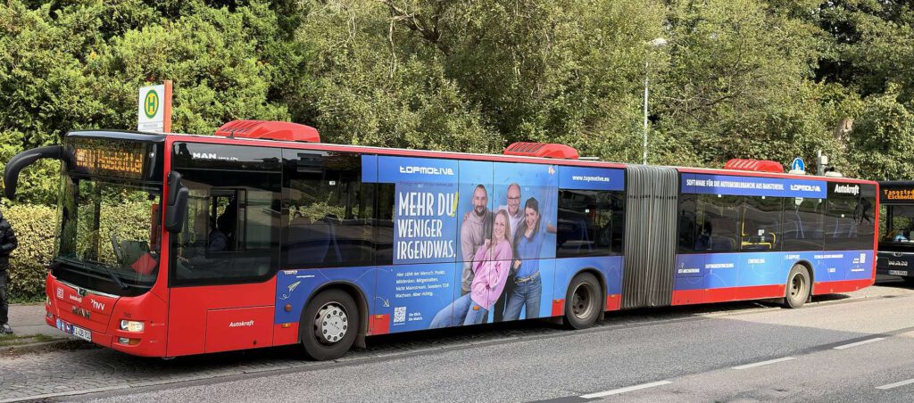 Buswerbung 26 Buswerbung Teilgestaltung mit Dachkranz auf Gelenkbus, Seitenansicht