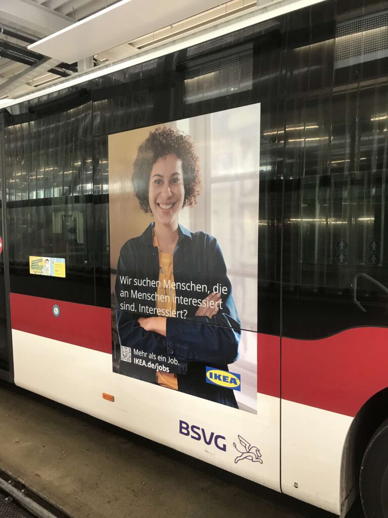Buswerbung 27 Buswerbung Trafficboard 2 m² neben der Bustür