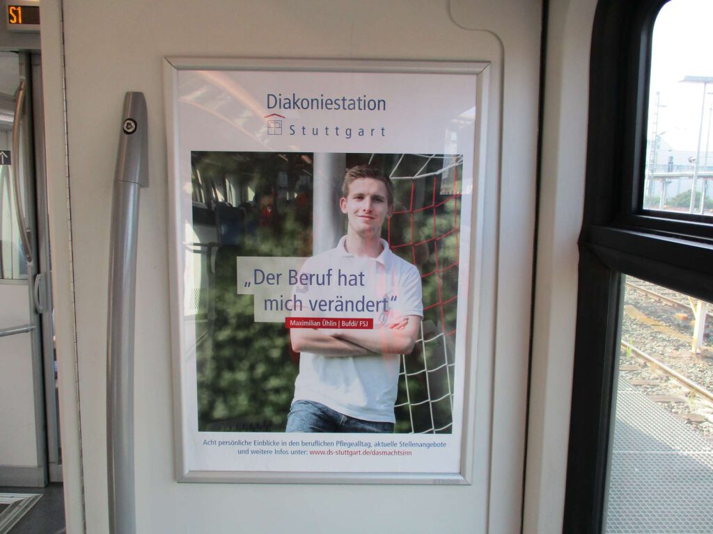S-Bahn Werbung 17 S-Bahn-Werbung innen: Innenplakat neben der Tür