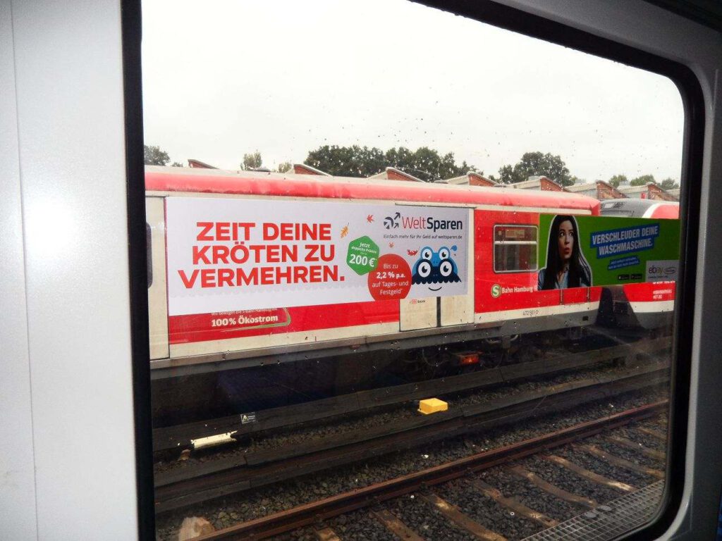S-Bahn Werbung 9 S-Bahn-Werbung: Seitenscheibenplakate von außen (Kampagne WeltSparen)