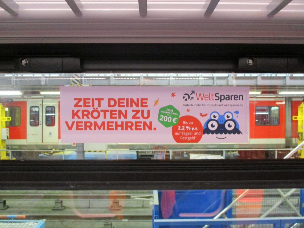 S-Bahn Werbung 10 S-Bahn-Werbung: Seitenscheibenplakate (Kampagne WeltSparen)