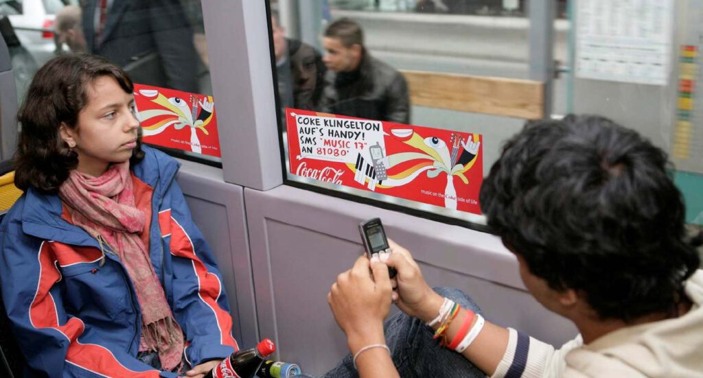 S-Bahn Werbung 19 Verkehrsmittelwerbung innen: Seitenscheibenplakat mit Fahrgästen